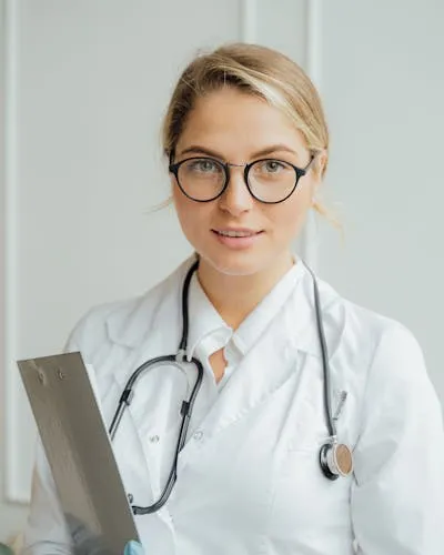 Dr. Lina Amari